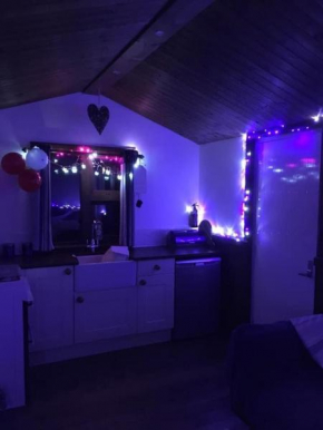 Hut with hot tub in Aberdeenshire.